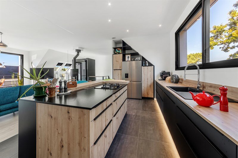 Cuisine ouverte de style moderne bois et noir à Penestin | Raison Home - 3