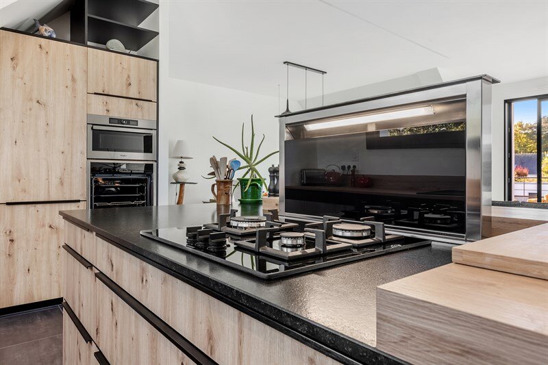 Cuisine ouverte de style moderne bois et noir à Penestin | Raison Home - 6