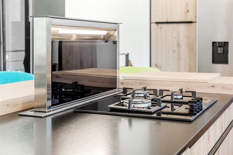 Cuisine ouverte de style moderne bois et noir à Penestin | Raison Home - 7