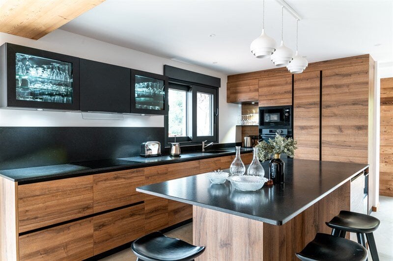 Cuisine ouverte de style contemporain bois à Morzine | Raison Home - 1