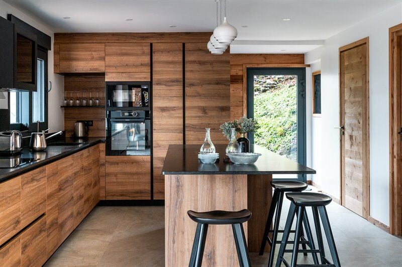 Cuisine ouverte de style contemporain bois à Morzine | Raison Home - 2