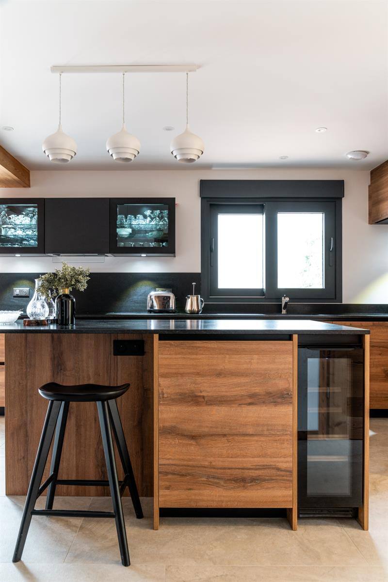 Cuisine ouverte de style contemporain bois à Morzine | Raison Home - 5