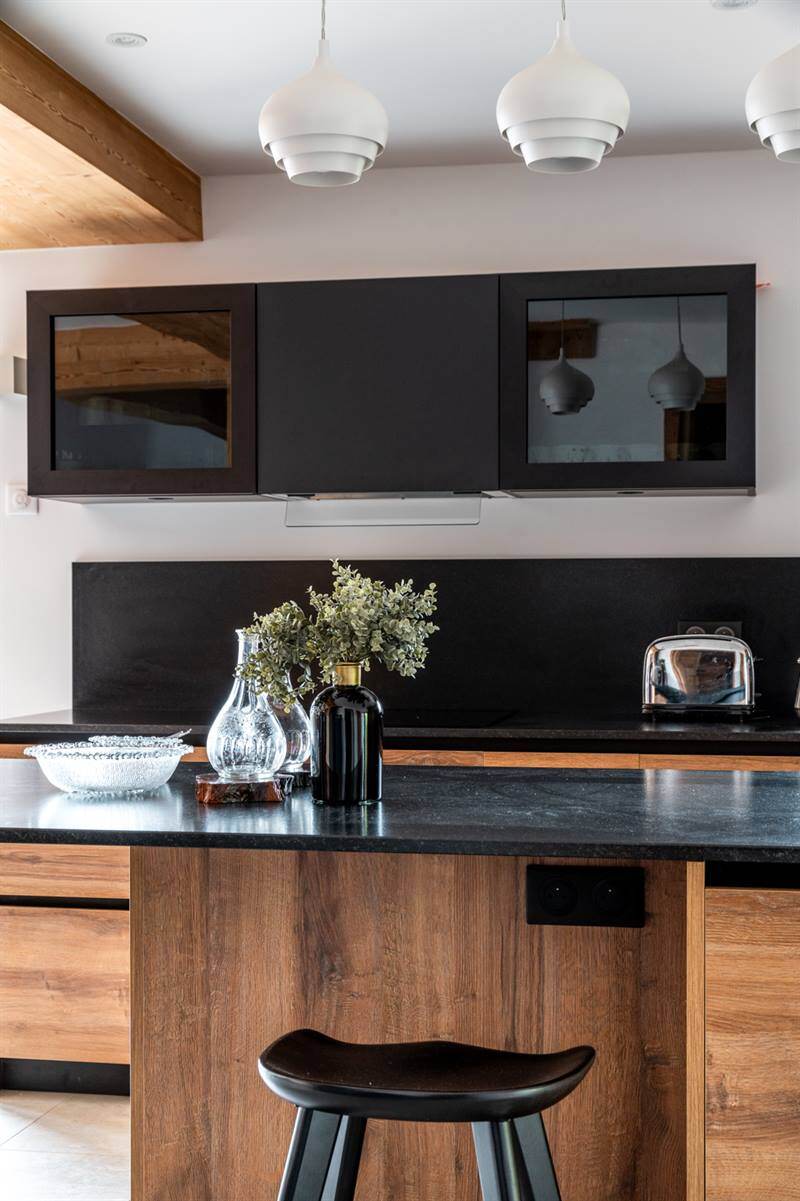 Cuisine ouverte de style contemporain bois à Morzine | Raison Home - 6