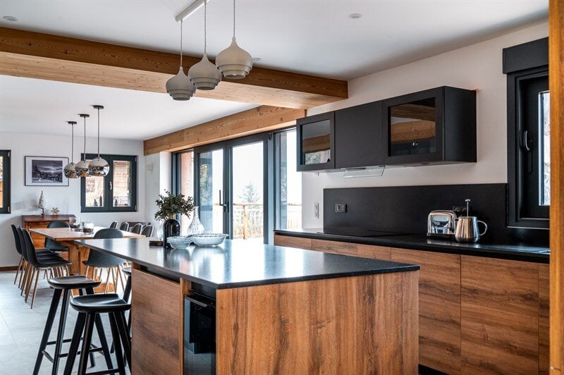 Cuisine ouverte de style contemporain bois à Morzine | Raison Home - 7